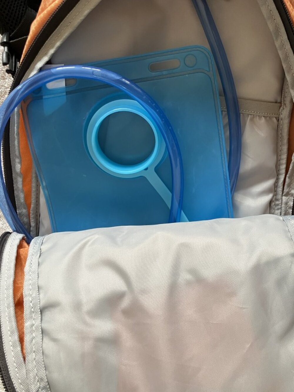 QUEST ORANGE HYDRATION BACKPACK W/ WATER BLADDER INCLUDED 🎒💧 - Picture 11 of 13
